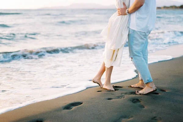 Man Hugs Woman Beach Cropped High Quality Photo — Stockfoto