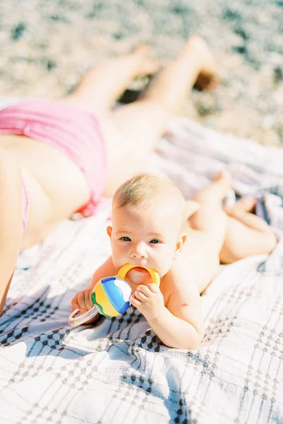 Baby Rattle His Hands Lies Next His Mom Blanket Beach — 스톡 사진
