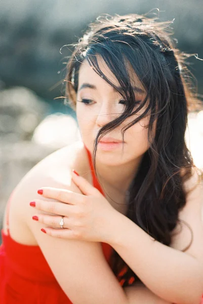 Woman Red Dress Sits Her Hand Her Shoulder High Quality — 스톡 사진