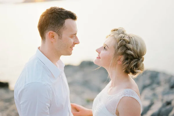 Bride Groom Look Each Other Eyes Smiling Portrait High Quality — Stok Foto