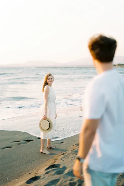 Young Woman Smile Looks Man Standing Sand Sea High Quality — Fotografia de Stock
