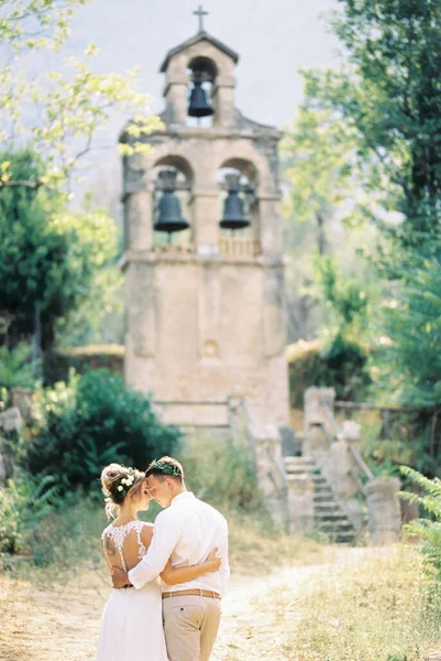 Groom Hugs Bride Garden Ancient Bell Tower High Quality Photo — Stok fotoğraf