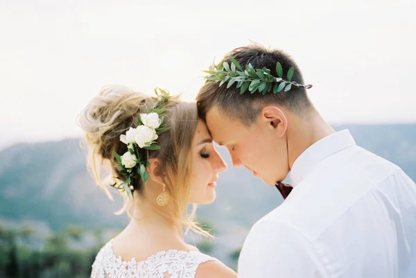 Bride Groom Bowed Heads Each Other Back View High Quality — Stockfoto