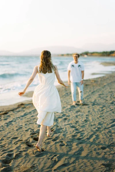 Barefoot Girl Hurries Man Standing Beach Back View High Quality — Zdjęcie stockowe