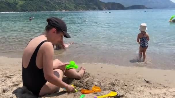 Mother Daughter Play Sand Mold Toys High Quality Footage — Vídeo de Stock