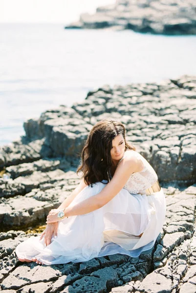 Barefoot Bride White Dress Sits Rock Hugging Her Knees Her — Stok Foto