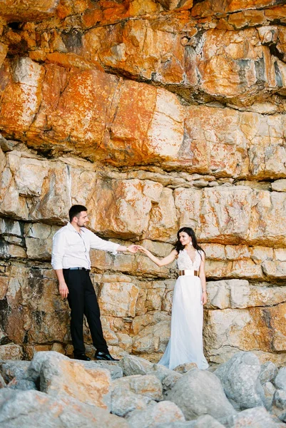 Bride Groom Stand Rock Holding Hands High Quality Photo — Fotografia de Stock