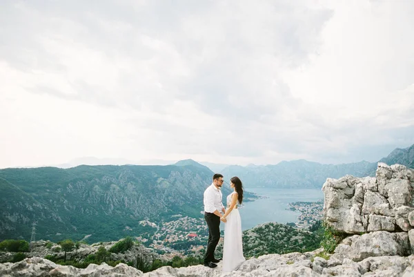 Bride Groom Stand Holding Hands Mountain Overlooking Kotor Bay High — Stockfoto