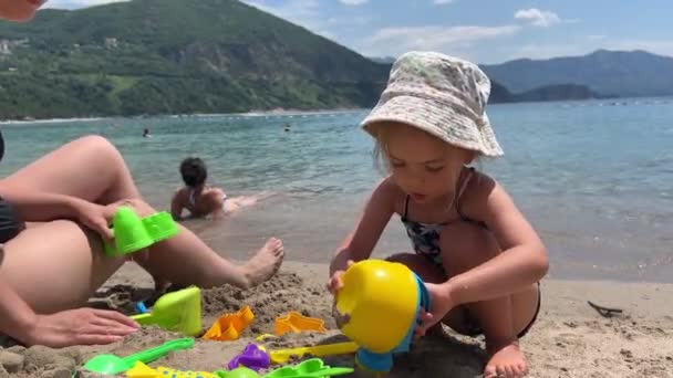Маленька Дівчинка Грає Піщаними Іграшками Пляжі Поруч Своєю Матір Високоякісні — стокове відео