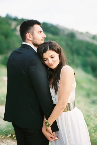 Bride Laid Her Head Groom Shoulder Holding His Hand High — Stock fotografie