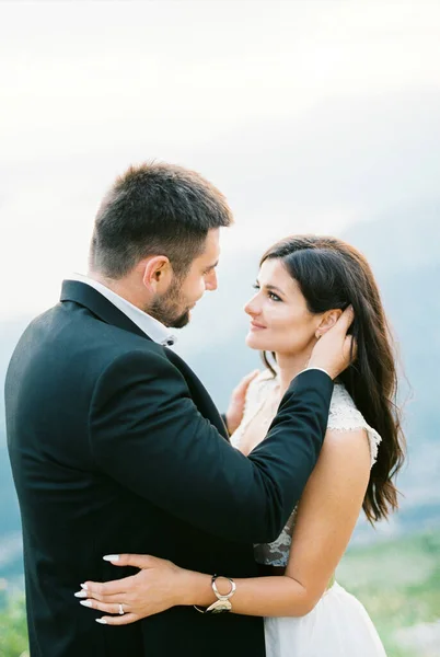 Groom Hugs Bride Holding Her Head His Hands High Quality — Stock fotografie