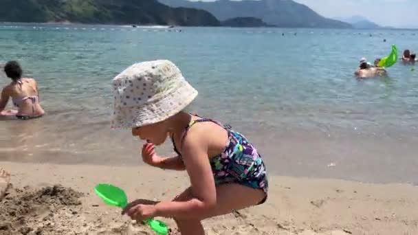 Маленька Дівчинка Пляжі Грає Іграшками Піщаної Форми Високоякісні Кадри — стокове відео