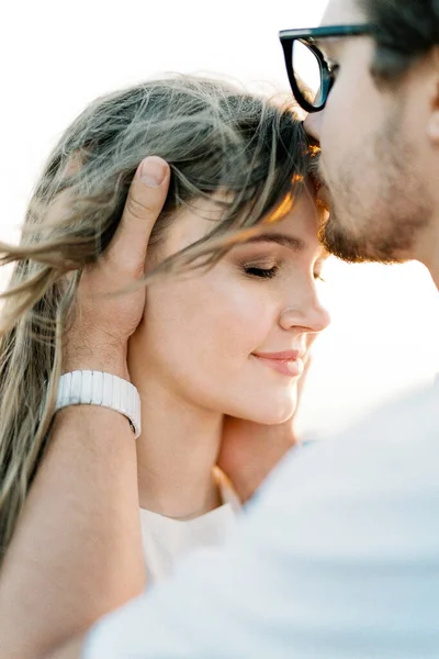Man Kisses Woman Forehead Holding Her Head His Hands Portrait — Fotografia de Stock