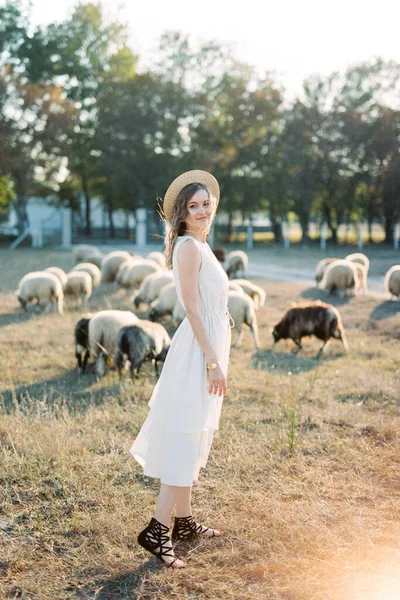 Smiling Girl Straw Hat Stands Grazing Sheep High Quality Photo — ストック写真