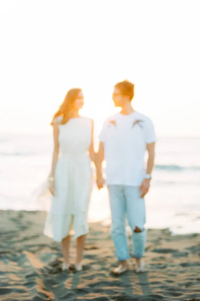 Silhouettes Man Woman Holding Hands Sea High Quality Photo — Foto de Stock