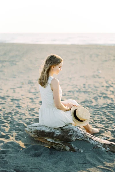 Young Woman Sitting Driftwood Beach Straw Hat Her Hands High — Stok Foto