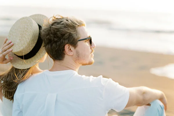 Woman Sits Sand Leaning Man High Quality Photo — Stock Fotó