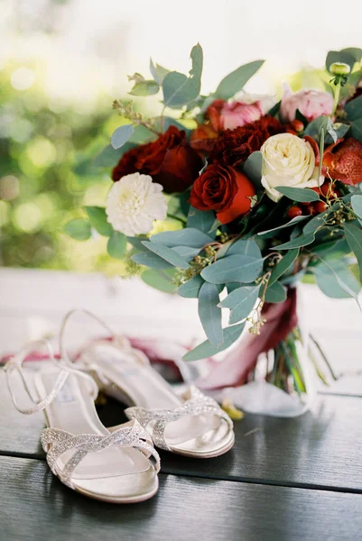 White Wedding Sandals Stand Table Next Wedding Bouquet High Quality —  Fotos de Stock