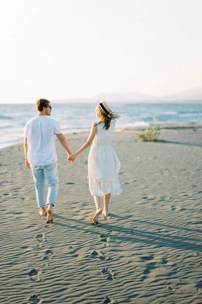 Άνδρας Και Γυναίκα Περπατούν Στην Παραλία Κρατώντας Χέρια Αφήνοντας Πατημασιές — Φωτογραφία Αρχείου