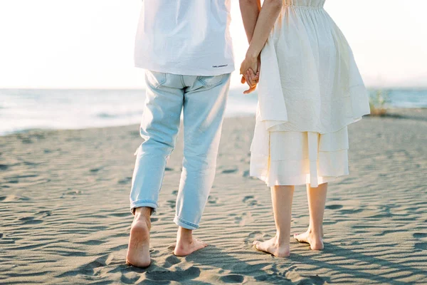 Man Woman Stand Sand Barefoot Holding Hands Cropped High Quality — 图库照片