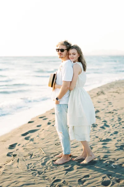 Young Woman Hugging Man While Standing Beach Sea High Quality — Zdjęcie stockowe