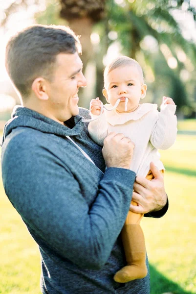 Dad Holding Baby Chewing His Hoodie String High Quality Photo — Stok Foto