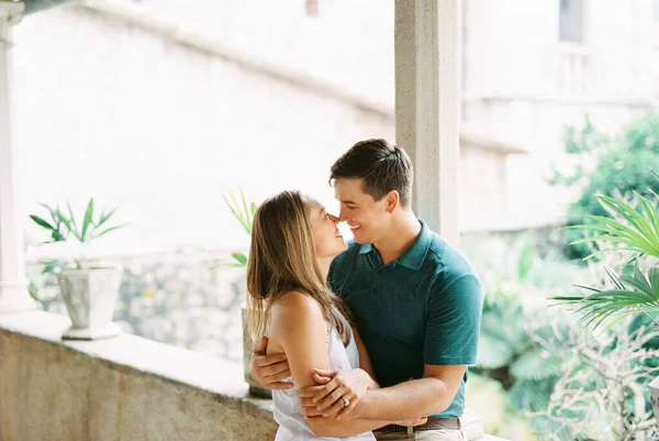 Man Hugging Almost Kissing Woman Terrace High Quality Photo — Photo