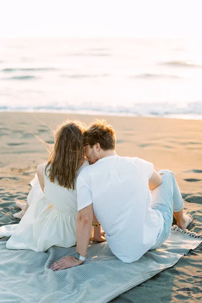 Άντρας Φιλάει Τον Ώμο Μιας Γυναίκας Ενώ Κάθεται Στην Παραλία — Φωτογραφία Αρχείου