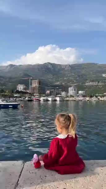 Little Girl Sits Toy Pier Overlooking City High Quality Fullhd — Wideo stockowe