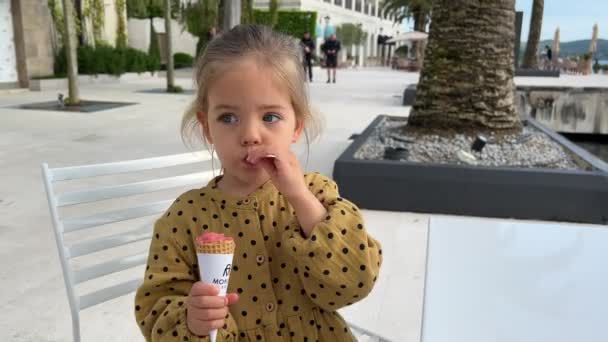 Little Girl Eating Ice Cream Spatula Table Street High Quality — Stockvideo