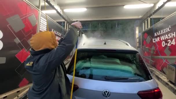 Man Washing Roof Car Hose Car Wash High Quality Fullhd — Stockvideo