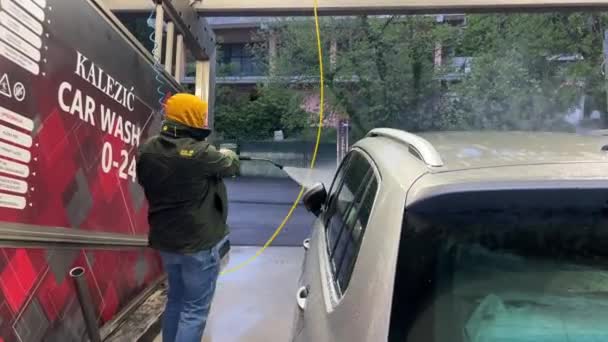 Man Washing Car Hose Car Wash High Quality Fullhd Footage — Stockvideo