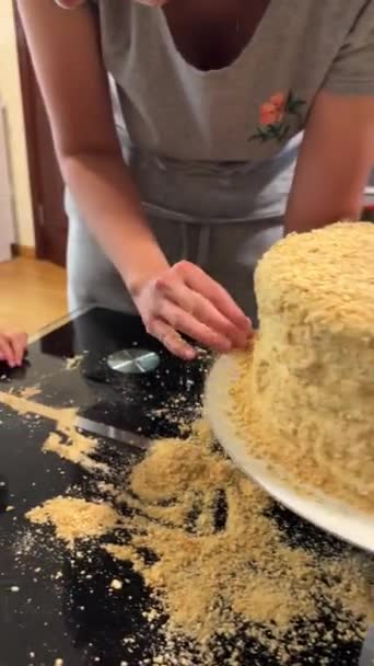 Mom Little Girl Make Cake Kitchen Together High Quality Fullhd — Stockvideo
