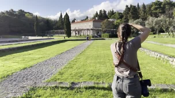 Girl Photographer Photographs Married Couple Park Villa Milocer High Quality — Stockvideo