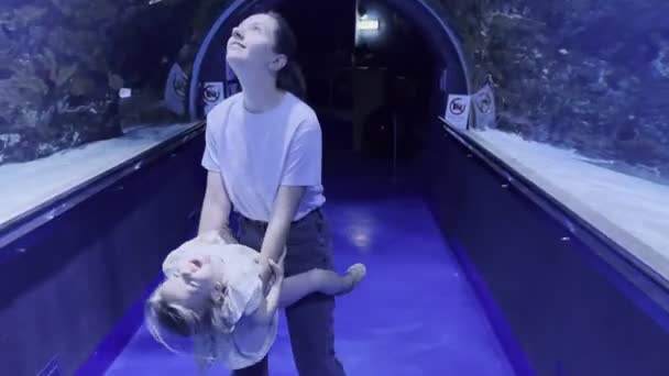 Mom Little Girl Her Arms Looks Fish Ceiling Oceanarium High — Vídeo de Stock