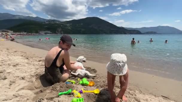 Madre Figlia Cane Rilassano Sulla Spiaggia Montenegro Filmati Alta Qualità — Video Stock