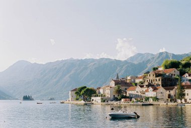 Sürat teknesi Perast sahiline demirlemiş. Karadağ. Yüksek kalite fotoğraf