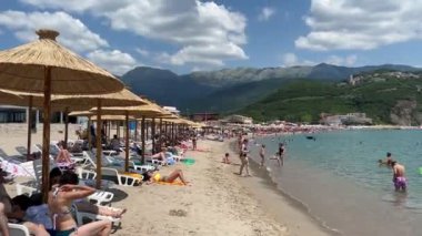 Karadağ 'da yaz plajında dinlenen turistler. Yüksek kalite 4k görüntü