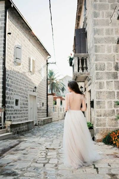 Menyasszony Fehér Ruhában Egy Régi Város Szűk Utcáján Sétál Visszanézni — Stock Fotó