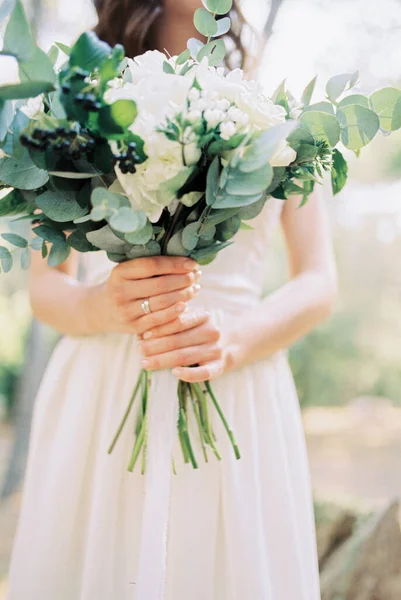 Ramo Flores Las Manos Novia Cultivado Foto Alta Calidad — Foto de Stock