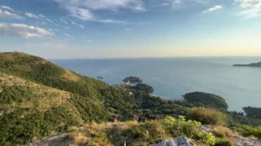 Dağdan güzel deniz koyuna ve adalara bakın. Yüksek kalite 4k görüntü