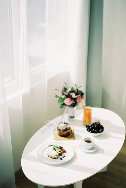 Desayuno Nupcial Sirve Una Mesa Blanca Junto Ventana Foto Alta — Foto de Stock