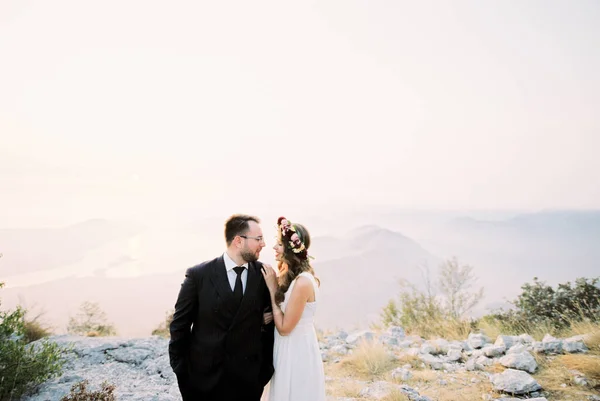 Nevěsta Objímá Ženicha Stojí Vrcholku Hory Výhledem Kotorský Záliv Kvalitní — Stock fotografie