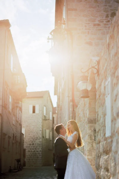 Brudgummen Lyfte Bruden Vid Midjan Nära Det Gamla Stenhuset Högkvalitativt — Stockfoto
