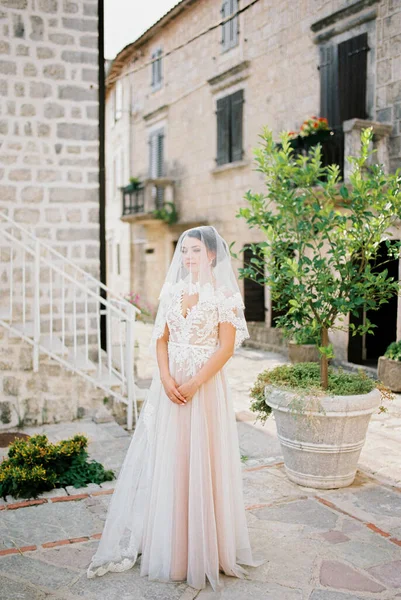 Sposa Abito Pizzo Con Velo Trova Nel Cortile Una Vecchia — Foto Stock