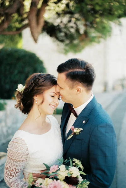 Vőlegény Derékon Öleli Menyasszonyt Megcsókolja Homlokát Portré Kiváló Minőségű Fénykép — Stock Fotó