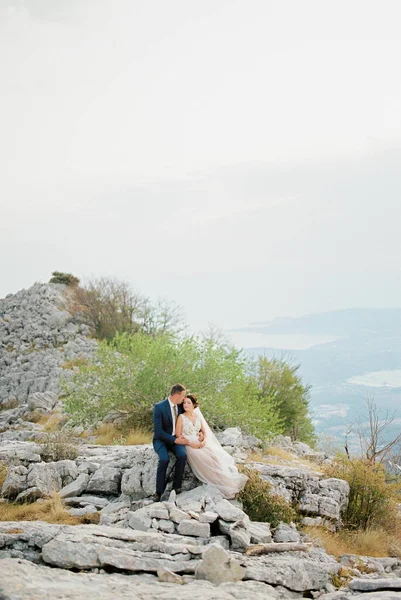 Noivo Abraços Noiva Sentado Topo Pedra Montanha Foto Alta Qualidade — Fotografia de Stock