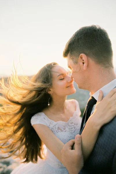 Noiva Com Cabelo Fluindo Quase Beija Noivo Colocando Mão Sobre — Fotografia de Stock