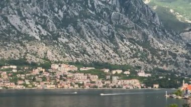 Dağın eteğindeki körfezde küçük, samimi bir kasaba. Yüksek kalite 4k görüntü