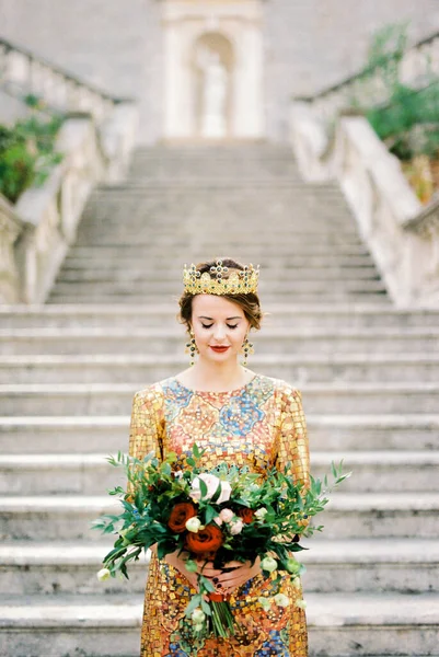 Noiva Vestido Dourado Coroa Fica Nos Degraus Com Buquê Foto — Fotografia de Stock